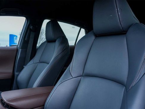 Used 2024 Toyota Venza XLE image 11