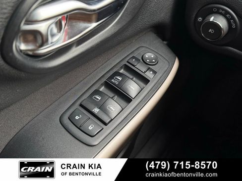 Used 2018 Jeep Cherokee Latitude w/ Altitude Package image 11