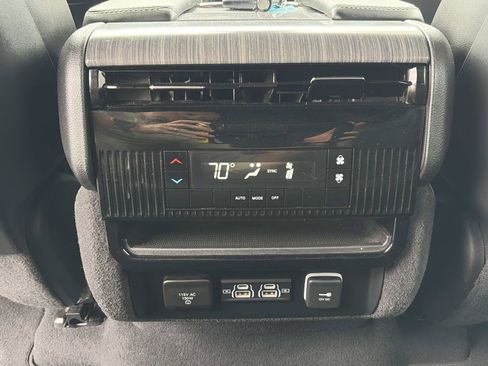 Used 2024 Jeep Wagoneer L Series II w/ Flexible Seating Group AWD/4WD image 17
