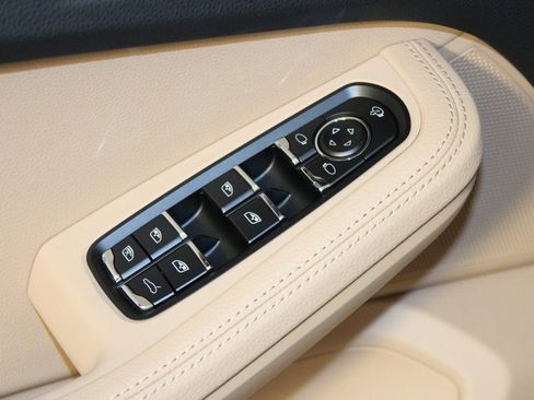 Certified 2025 Porsche Macan image 15