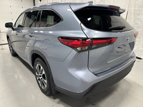 Used 2020 Toyota Highlander XLE AWD/4WD image 5