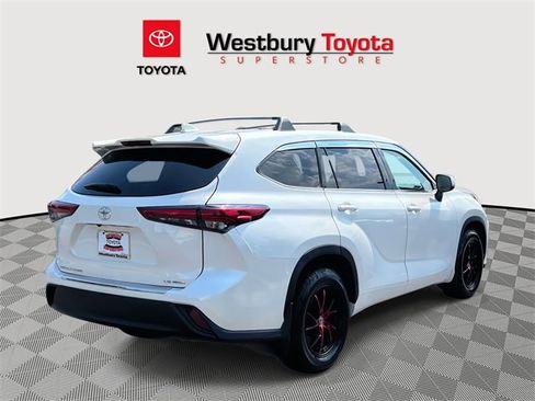 Certified 2021 Toyota Highlander LE image 6