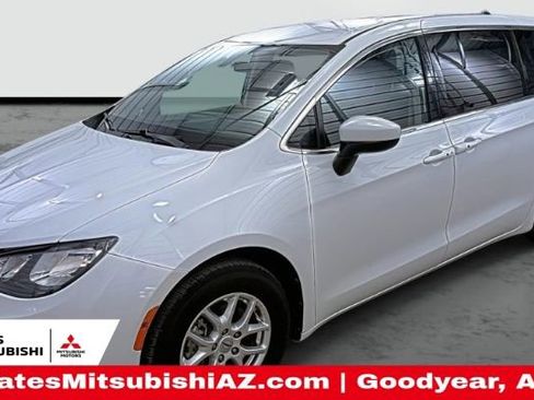 Used 2022 Chrysler Voyager LX image 2