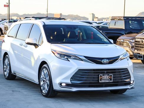 Used 2022 Toyota Sienna Platinum image 3