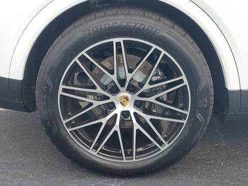 Used 2024 Porsche Cayenne E-Hybrid image 7