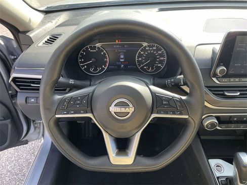 Used 2024 Nissan Altima 2.5 SV image 17