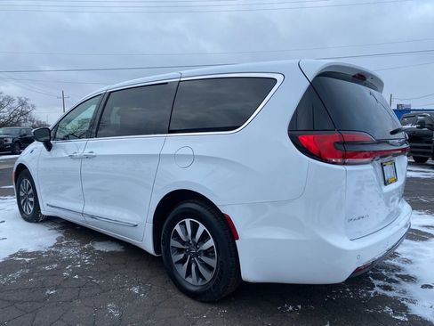 Used 2023 Chrysler Pacifica Limited image 7