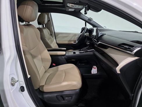 Used 2021 Toyota Sienna Limited image 23