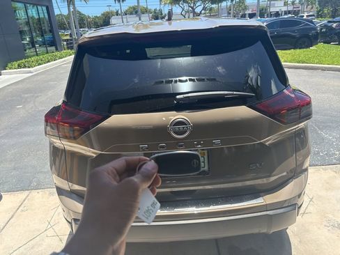 Certified 2024 Nissan Rogue SV FWD image 4