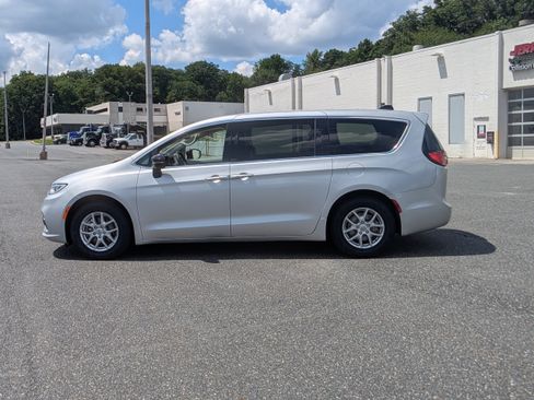 Used 2024 Chrysler Pacifica Touring-L FWD image 5
