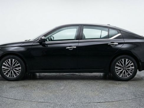Used 2025 Nissan Altima 2.5 SV FWD image 5