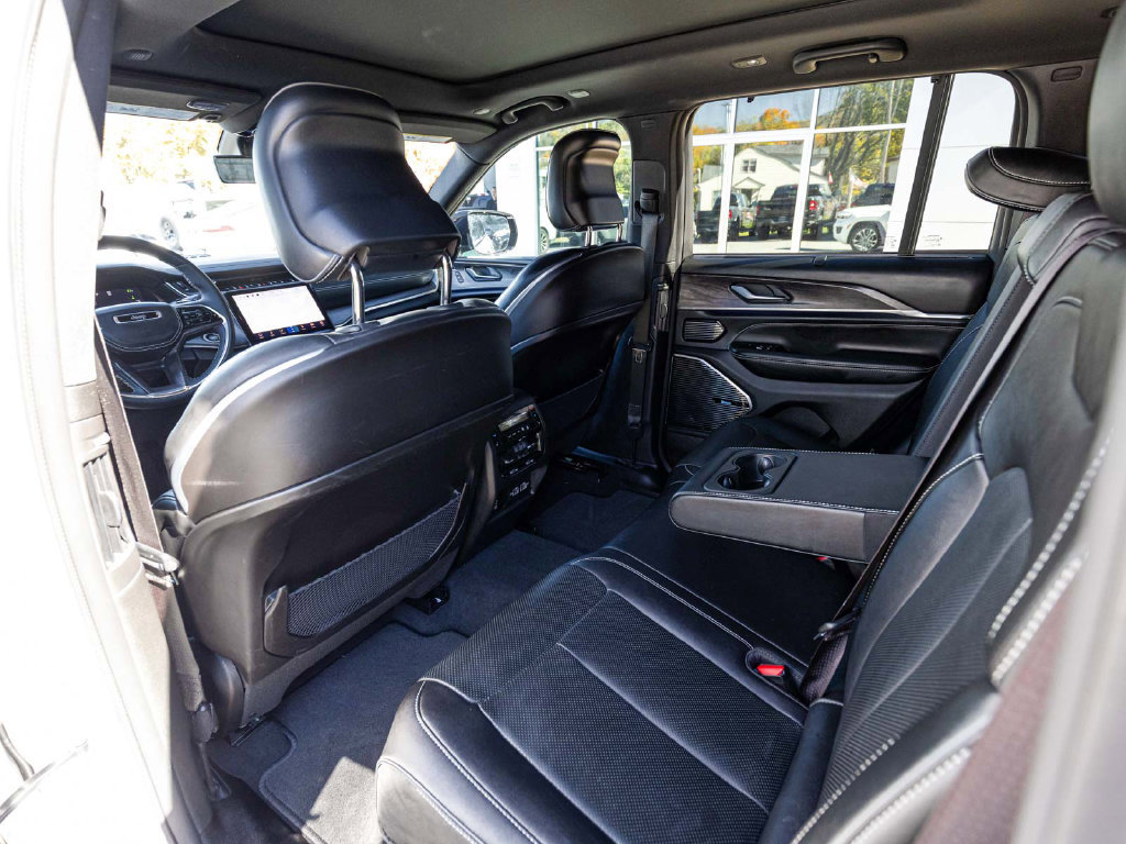 Used 2023 Jeep Grand Cherokee Overland w/ Luxury Tech Group IV AWD/4WD image 28