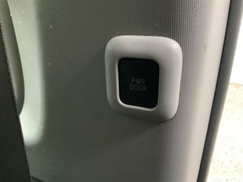 Used 2015 Toyota Sienna XLE image 19