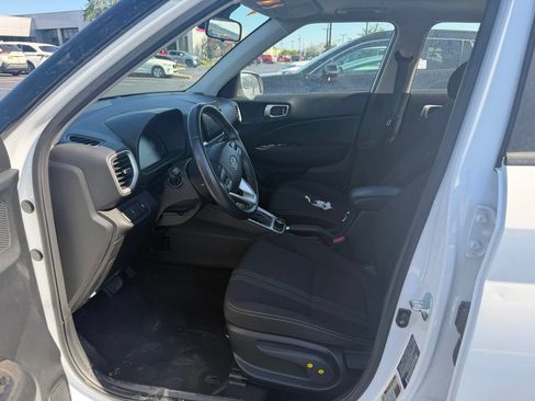 Used 2025 Hyundai Venue SEL FWD image 7