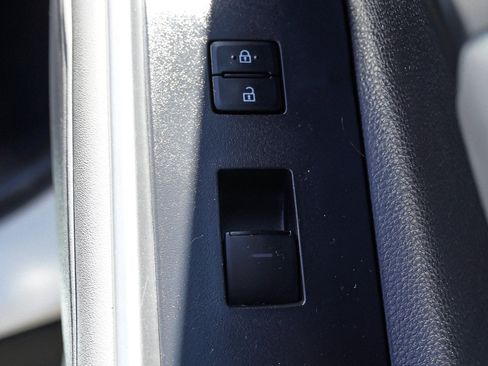 Used 2022 Toyota Highlander XLE AWD/4WD image 29