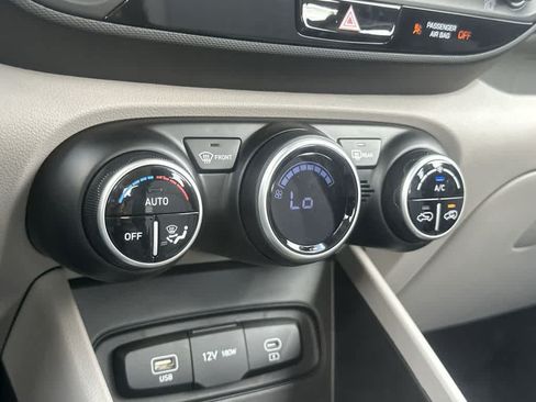 Used 2025 Hyundai Venue SEL FWD image 27