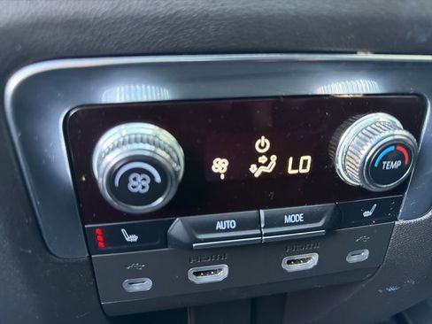 Used 2021 GMC Yukon SLT w/ SLT Premium Package image 16