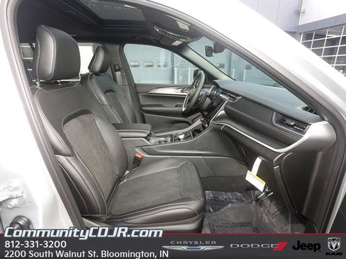 New 2025 Jeep Grand Cherokee L Altitude image 18