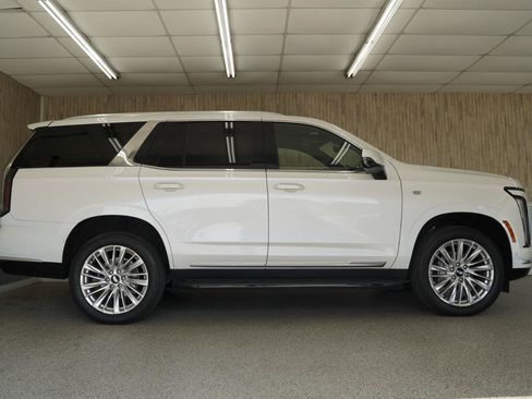 Used 2025 Cadillac Escalade Premium Luxury AWD/4WD image 6