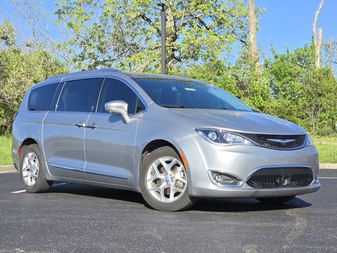 Used 2019 Chrysler Pacifica Touring-L Plus w/ Advanced Safetytec Group FWD image 2