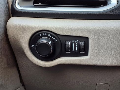 Used 2023 Chrysler Voyager LX image 18