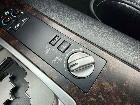 Used 2015 Toyota Land Cruiser image 20