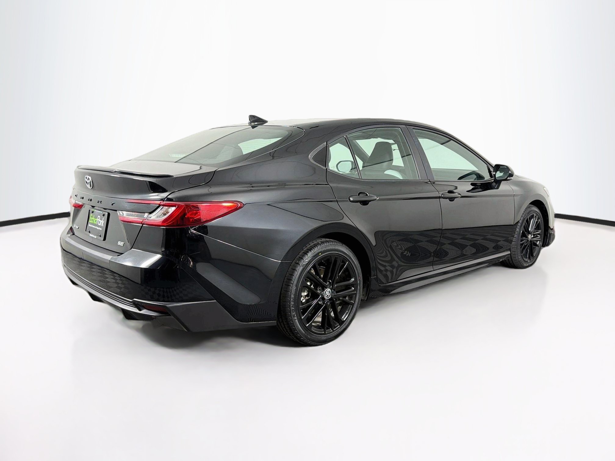 Used 2025 Toyota Camry SE FWD image 9