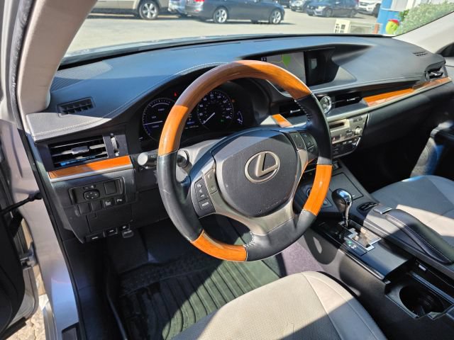 Used 2014 Lexus ES 300h w/ Luxury Package w/Bamboo Trim FWD image 14