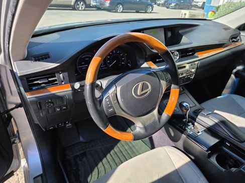 Used 2014 Lexus ES 300h w/ Luxury Package w/Bamboo Trim FWD image 14