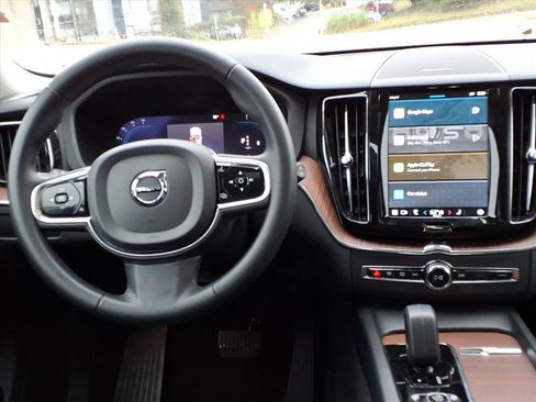 Used 2024 Volvo XC60 B5 Plus image 12