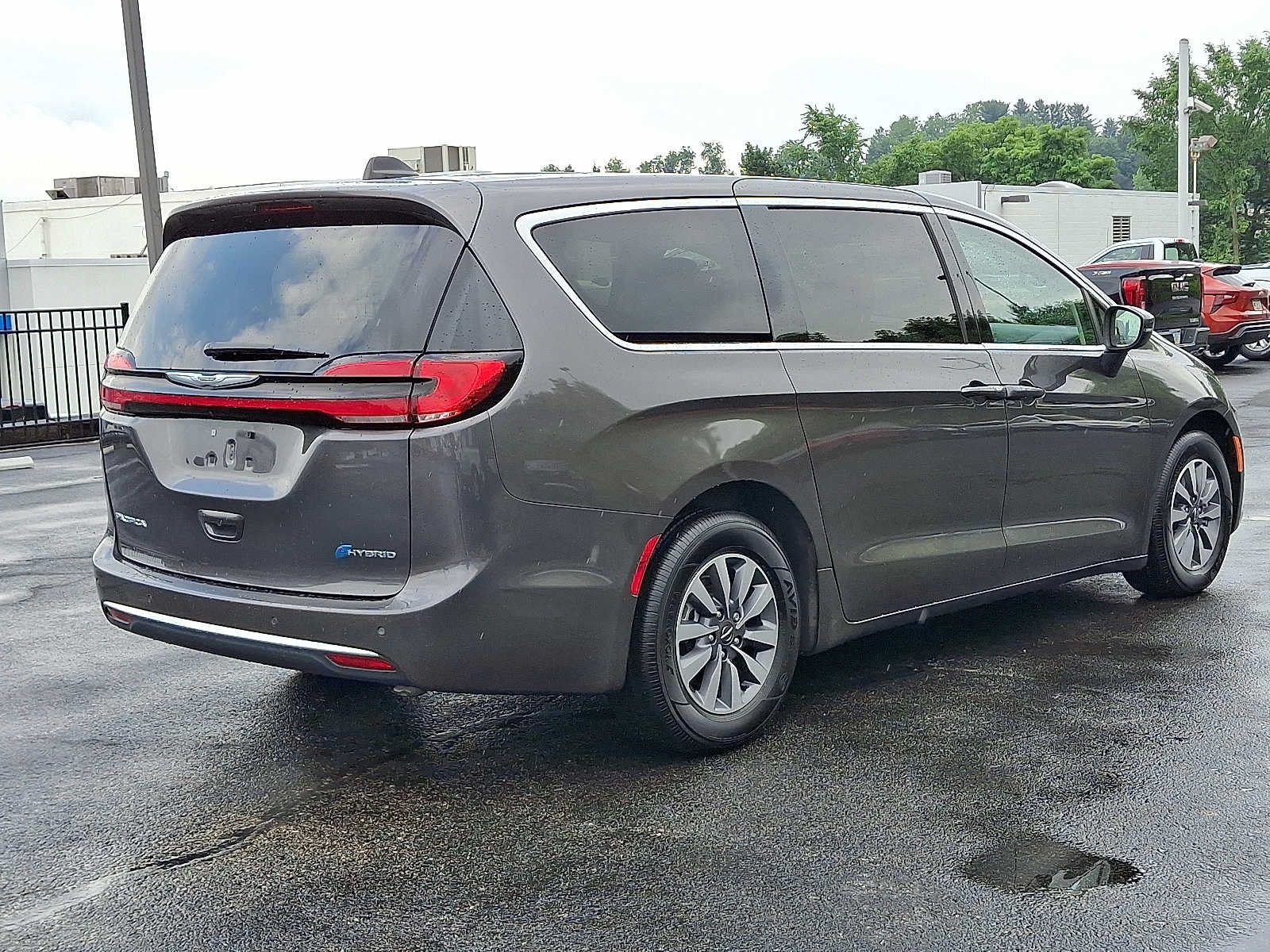 Used 2023 Chrysler Pacifica Touring-L FWD image 6
