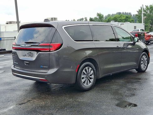 Used 2023 Chrysler Pacifica Touring-L FWD image 6
