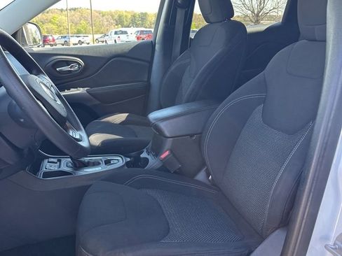 Used 2021 Jeep Cherokee Latitude FWD image 11