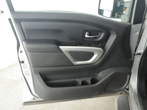 Used 2017 Nissan Titan SV image 6