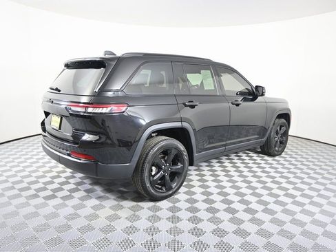Used 2023 Jeep Grand Cherokee Limited w/ Black Appearance Package image 6