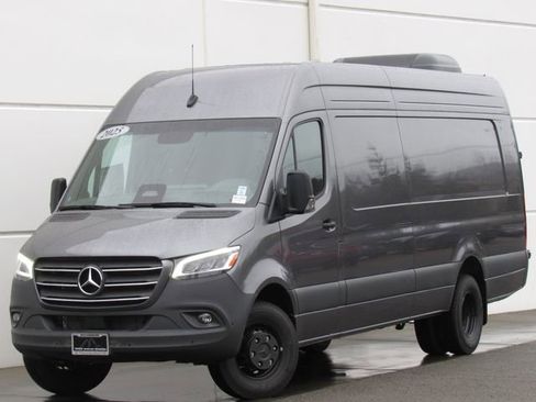 Used 2025 Mercedes-Benz Sprinter 4500 image 1