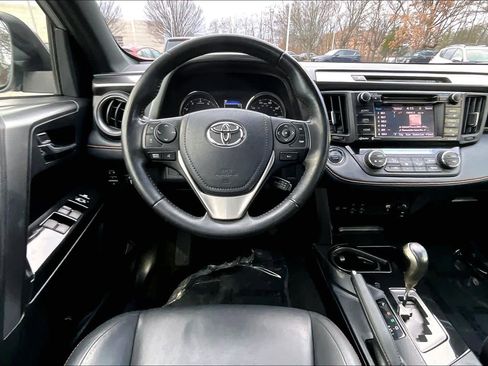 Used 2018 Toyota RAV4 SE image 5