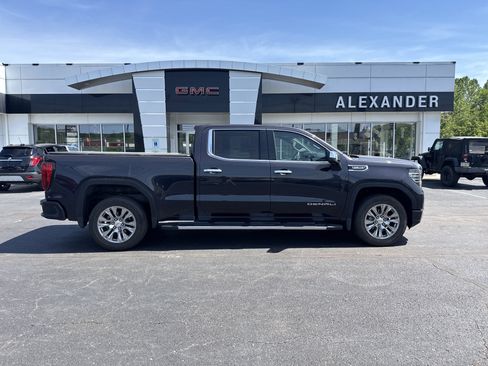 Used 2023 GMC Sierra 1500 Denali w/ Technology Package AWD/4WD image 2