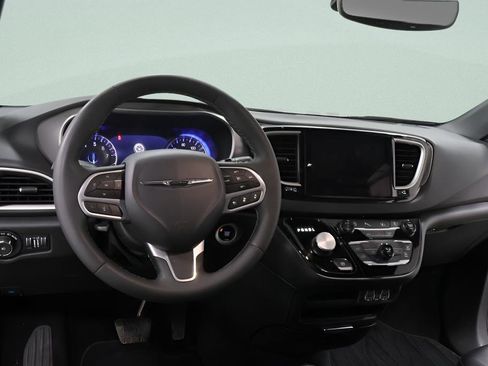 Used 2025 Chrysler Pacifica Select FWD image 9