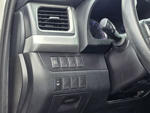 Used 2019 Toyota Highlander LE FWD image 19