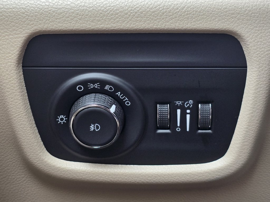 Used 2025 Jeep Grand Cherokee Limited RWD image 36