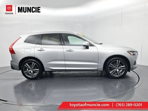 Used 2019 Volvo XC60 T5 Momentum w/ Multimedia Package AWD/4WD image 1