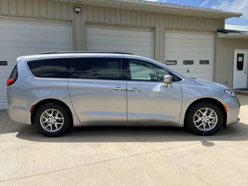 Used 2021 Chrysler Pacifica Touring image 7