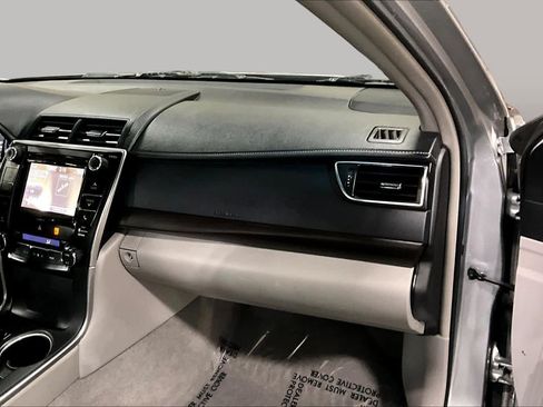 Used 2017 Toyota Camry XLE FWD image 19