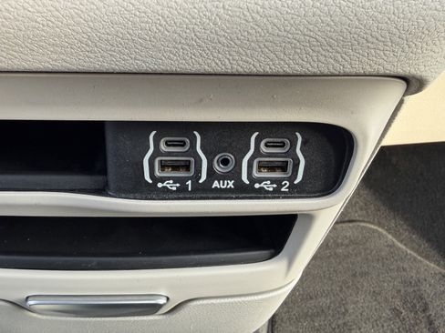 Used 2023 Chrysler Pacifica Touring-L image 23