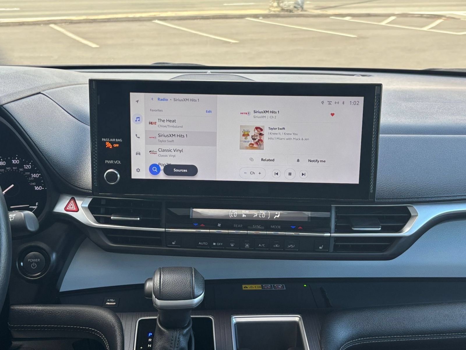 Used 2025 Toyota Sienna XLE FWD image 16