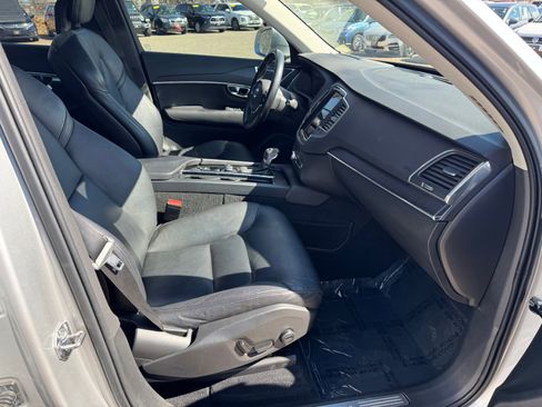 Used 2020 Volvo XC90 T6 Momentum w/ Protection Package Premier image 12