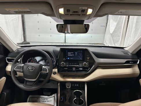 Used 2025 Toyota Highlander XLE image 45