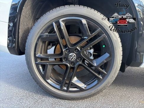 New 2025 Volkswagen Tiguan SE R-Line image 9
