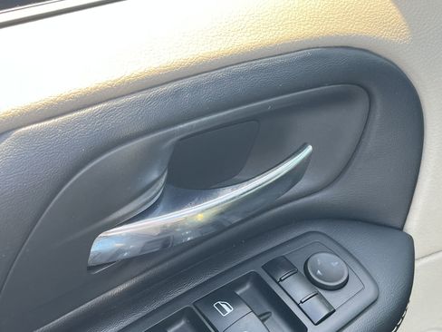 Used 2019 Dodge Grand Caravan SXT image 11